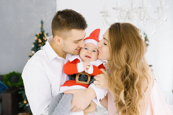 Genç Aile Anne Baba Noel Baba Kostümü Giymiş Çocuklarının Oğlunun — Stok fotoğraf