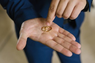 Düğün yüzükleri damat avuç yalan, o yüzük almak istiyor ikinci el, yakın çekim