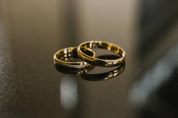 Anillos Boda Oro Para Novia Novio Con Piedras Diamantes Primer — Foto de Stock