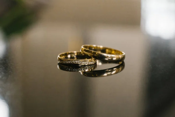 Золотые Обручальные Кольца Жениха Невесты Бриллиантовой Галькой Крупным Планом Зеркальной — стоковое фото