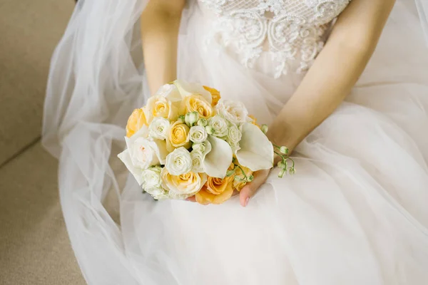 Buquê Casamento Branco Laranja Nas Mãos Noiva — Fotografia de Stock