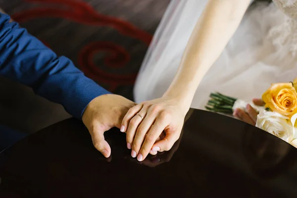 Bride Groom Holding Hands Close Bride Wedding Ring Finger — Stock Photo, Image