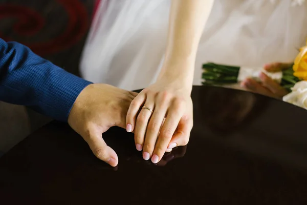 Novios Tomados Mano Cerca Anillo Boda Novia Dedo — Foto de Stock