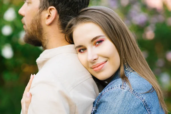 Het Meisje Omhelst Man Van Rug Close Kijkt Naar Camera — Stockfoto