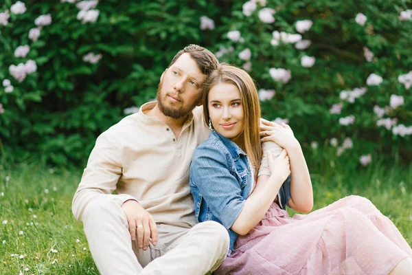 Verliebte Frischvermählte Bei Einem Romantischen Date Sitzen Frühling Gras Der — Stockfoto