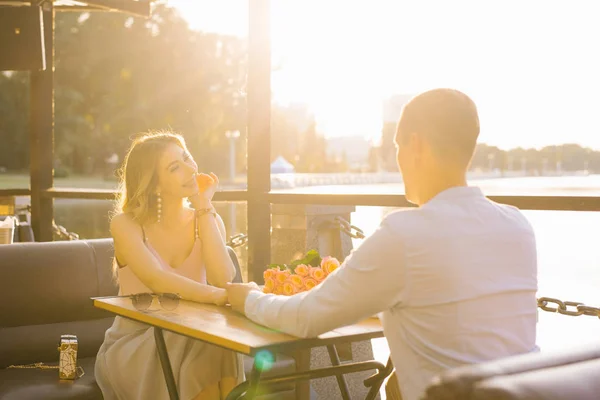 Glückliche Kerle Und Mädchen Lächeln Und Halten Sich Den Händen — Stockfoto