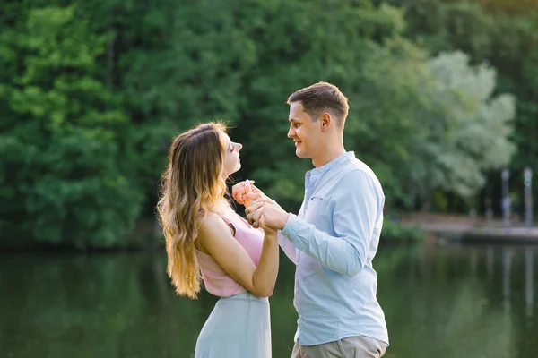 Närbild Foto Glad Glad Bekymmerslös Glad Med Strålande Leende Brunett — Stockfoto