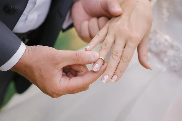 Noivo Põe Uma Noiva Casamento Anel Dedo Registro Casamento Casamento — Fotografia de Stock