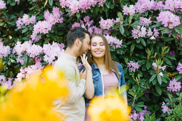 男と女の間の愛の関係における喜びと幸福 頬にキスの喜びと官能 春の咲く庭 — ストック写真