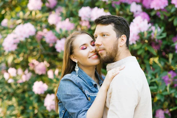 Schöne Junge Verliebte Eheleute Umarmen Sich Genießen Den Frühlingssommertag Gehen — Stockfoto