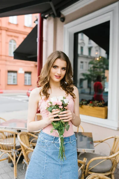Beautiful Brown Haired Young Girl Bouquet Roses Professional Makeup Styling — Stock Photo, Image