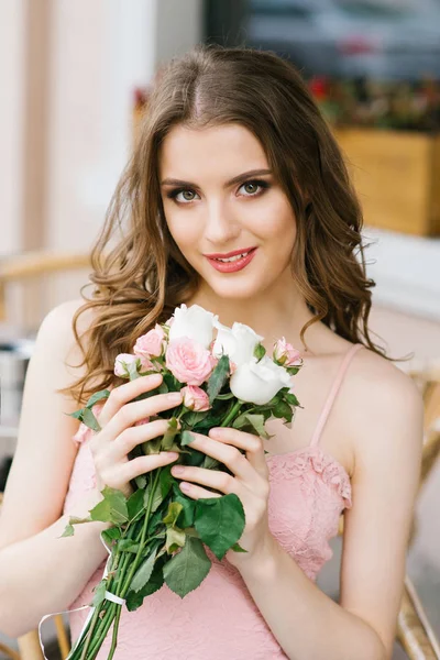 Beautiful Brown Haired Young Girl Bouquet Roses Professional Makeup Styling — Stock Photo, Image