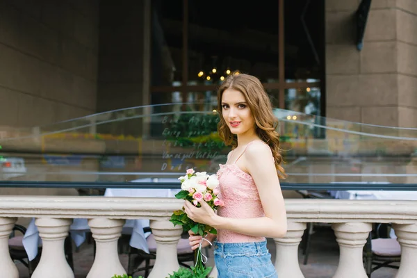 Ragazza Con Trucco Possesso Mazzo Rose Bianche Rosa Trova Vicino — Foto Stock