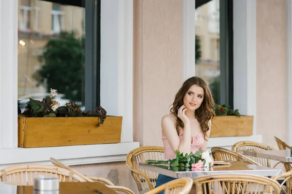 Studentessa Modo Romantico Seduta Tavolo Street Cafè Sul Tavolo Mazzo — Foto Stock