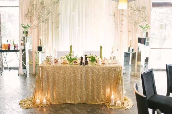 결혼식에서 부부의 조각과 테이블 신부와 신랑을위한 테이블 — 스톡 사진
