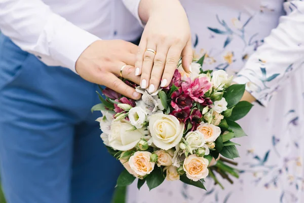 Hands Bride Groom Wedding Rings Lie Wedding Bouquet Bright Flowers — Stock Photo, Image