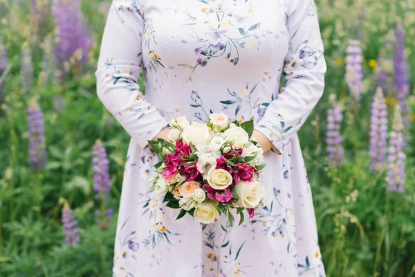 Girl Size Holding Bouquet Flowers Wedding Bouquet Hands Bride White — Stock Photo, Image