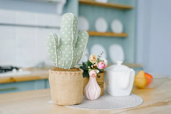 Cactus Morbido Decorativo Una Pentola Vaso Rosa Con Fiori Bollitore — Foto Stock