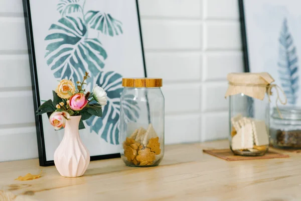 Frascos Vidrio Con Galletas Jarrón Con Flores Decoración Cocina Sala — Foto de Stock