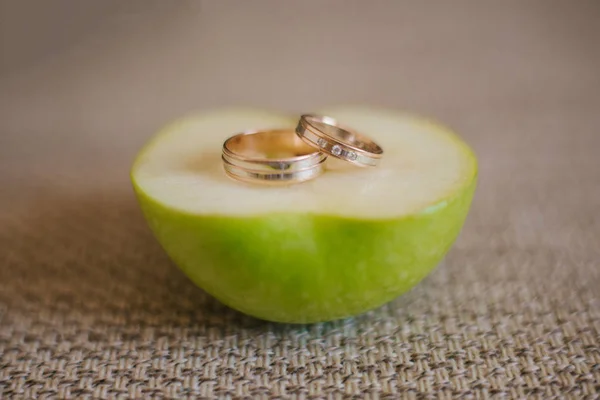 Los Anillos Boda Cortan Media Manzana Verde Cerca — Foto de Stock