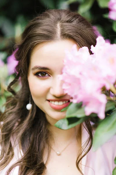 Hermoso Retrato Una Chica Encantadora Que Está Rodeada Flores Color — Foto de Stock