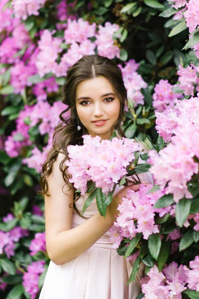Hermoso Retrato Una Chica Encantadora Que Está Rodeada Flores Color — Foto de Stock