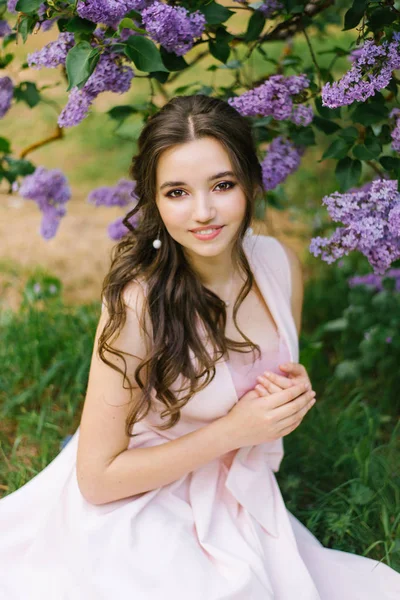 Hermosa Joven Sentada Suelo Jardín Con Flores Color Lila Ella — Foto de Stock
