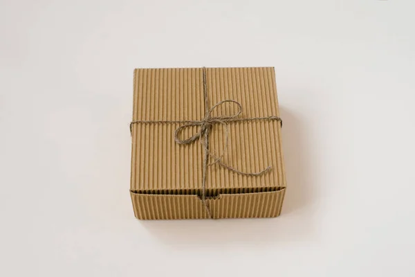 工艺礼品盒绑带米色背景的线 自然风格的生日礼品包装 — 图库照片