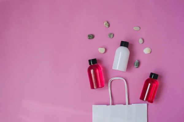 Gruppe Kleiner Reiseflaschen Für Die Körperpflege Duschgel Shampoo Balsam Lotion — Stockfoto