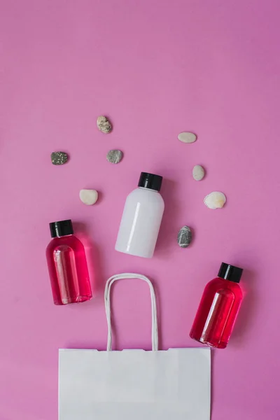 Zusammensetzung Aus Kleinen Reiseflaschen Für Kosmetika Duschgel Shampoo Und Haarbalsam — Stockfoto