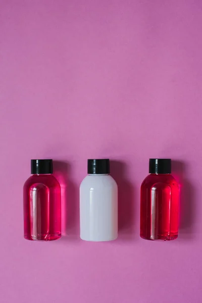 Vista Superior Tres Pequeñas Botellas Blanco Carmesí Productos Para Cuidado — Foto de Stock