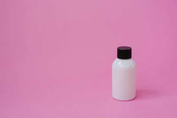 Biały Słoik Pielęgnacji Ciała Kosmetycznego Twarzy Lub Włosów Różowym Tle — Zdjęcie stockowe