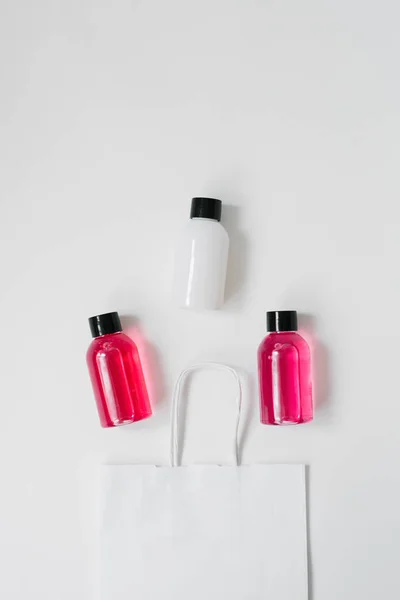 Kosmetikprodukte Für Dusche Oder Bad Weiße Und Rosa Flaschen Einer — Stockfoto