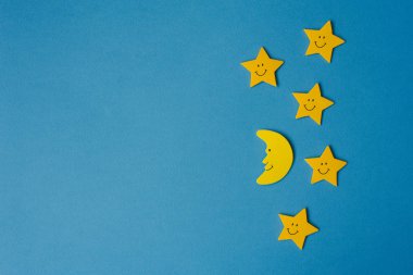 Hilal ay ve sarı yıldızlar mavi gece gökyüzüne karşı. Uygulama kağıdı . Kopyalama alanı