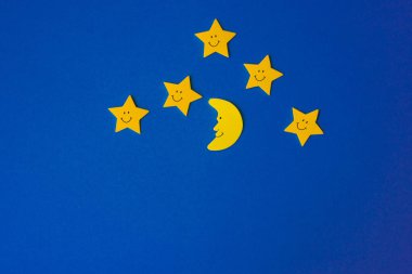 Sarı yıldızlar ve ay mavi gece gökyüzüne karşı. Sağdaki başvuru kağıdı. Kopya alanı. Hava tahmini konsepti