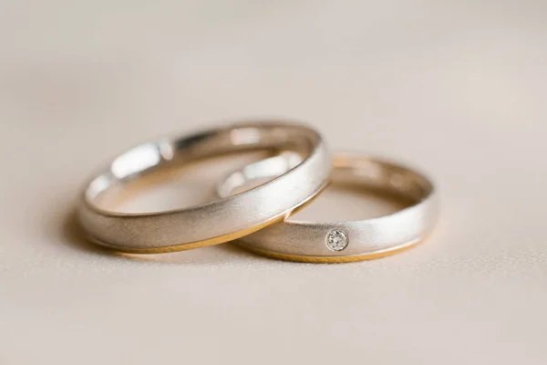 Wedding Rings Lie Greyish Beige Close — Stock Photo, Image