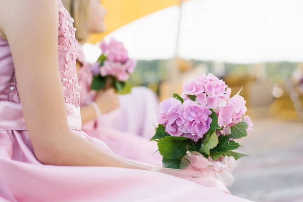 Букет Подружек Невесты Розовых Гортензий Руках Девушки Закрыть — стоковое фото