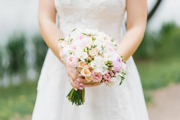 Vackra Delikat Bröllop Bukett Händerna Bruden Rosor Freesia Pioner Rosor — Stockfoto