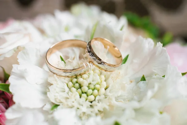 Elegant Bröllop Förlovningsringar Vitt Och Gult Guld Vit Blomma Närbild — Stockfoto