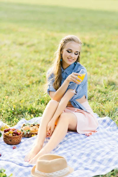 Roztomilá Mladá Dívka Sklenicí Džusu Sedící Přikrývce Letní Piknik — Stock fotografie
