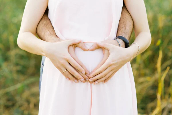 Hjärtat Palmer Man Och Hustru Magen Gravid Kvinna Rosa Klänning — Stockfoto