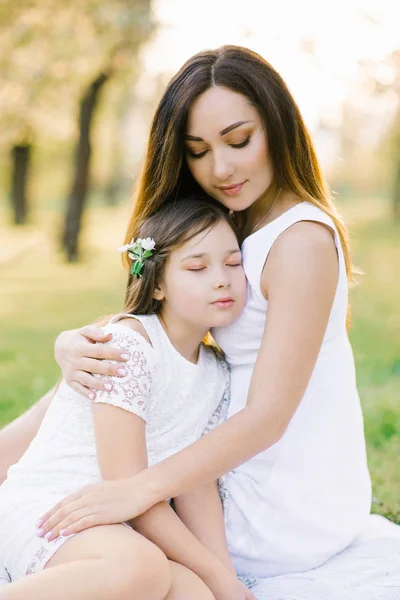 Beautiful Young Mom Hugs Her Daughter Mom Daughter White Dresses — Stock Photo, Image