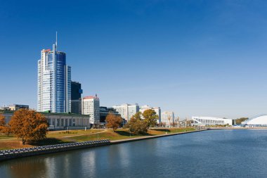 Minsk, Belarus. Eylül 2019. Svisloch nehri ve Nyamiha bölgesi manzarası.