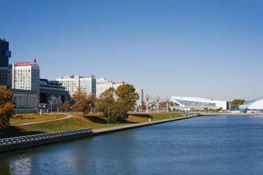 Minsk, Belarus. Eylül 2019. Svisloch Nehri, Spor Sarayı ve Nemiga Bölgesi