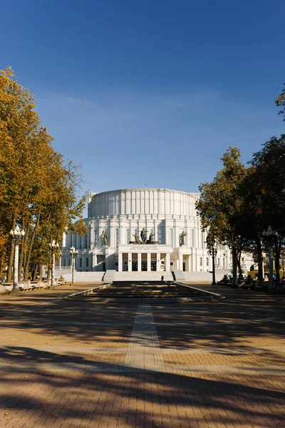 Minsk Bělorusko Září 2019 Opera Baletní Divadlo Obklopené Podzimními Stromy — Stock fotografie