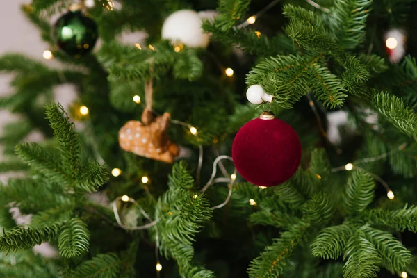 Maroon Kerstbal Speelgoed Kerstboom — Stockfoto