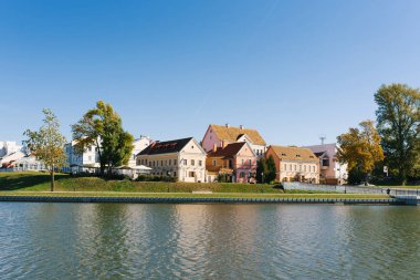 Minsk, Belarus. Ekim 2019. Trinity Banliyösü ve Svislach Nehri 'nin evi