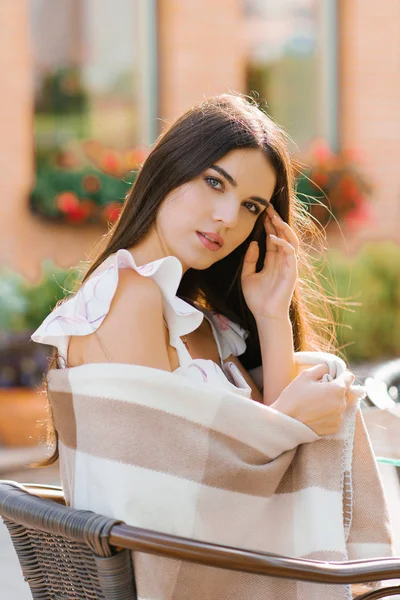 Uma Menina Com Bela Maquiagem Envolta Cobertor Senta Terraço Café — Fotografia de Stock