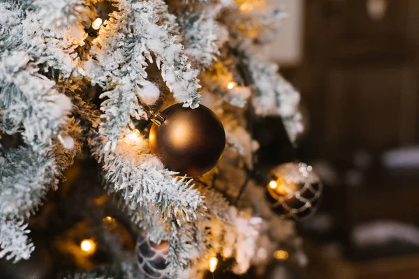 Bruin Speelgoed Kerstbal Kerstboom Met Lichtjes — Stockfoto