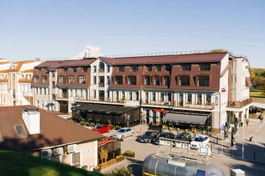 Minsk, Belarus. Ekim 2019. Eski kırmızı retro otobüs şeklinde bir hediyelik eşya dükkanı.